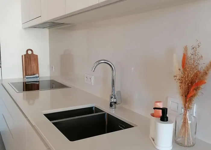 Bartine - Modern And Spacious Flat Near The Sea, Free Parking Space Apartman